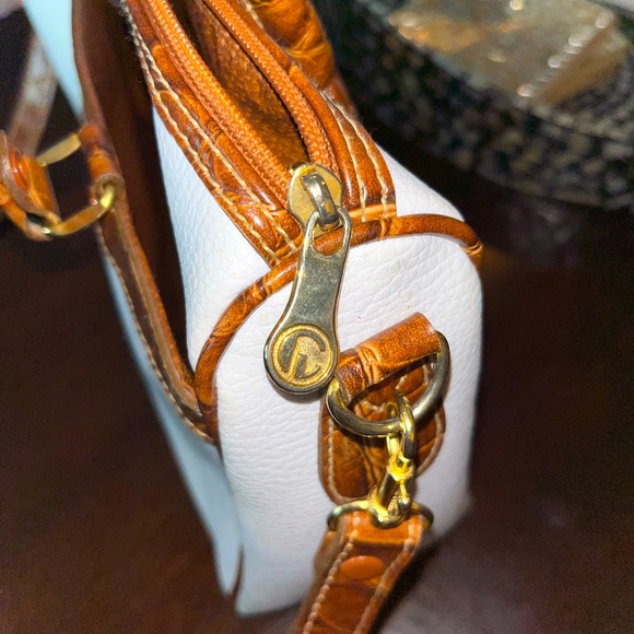 Vintage vegan leather white and brown purse handbag with detachable strap - Picture 5 of 13